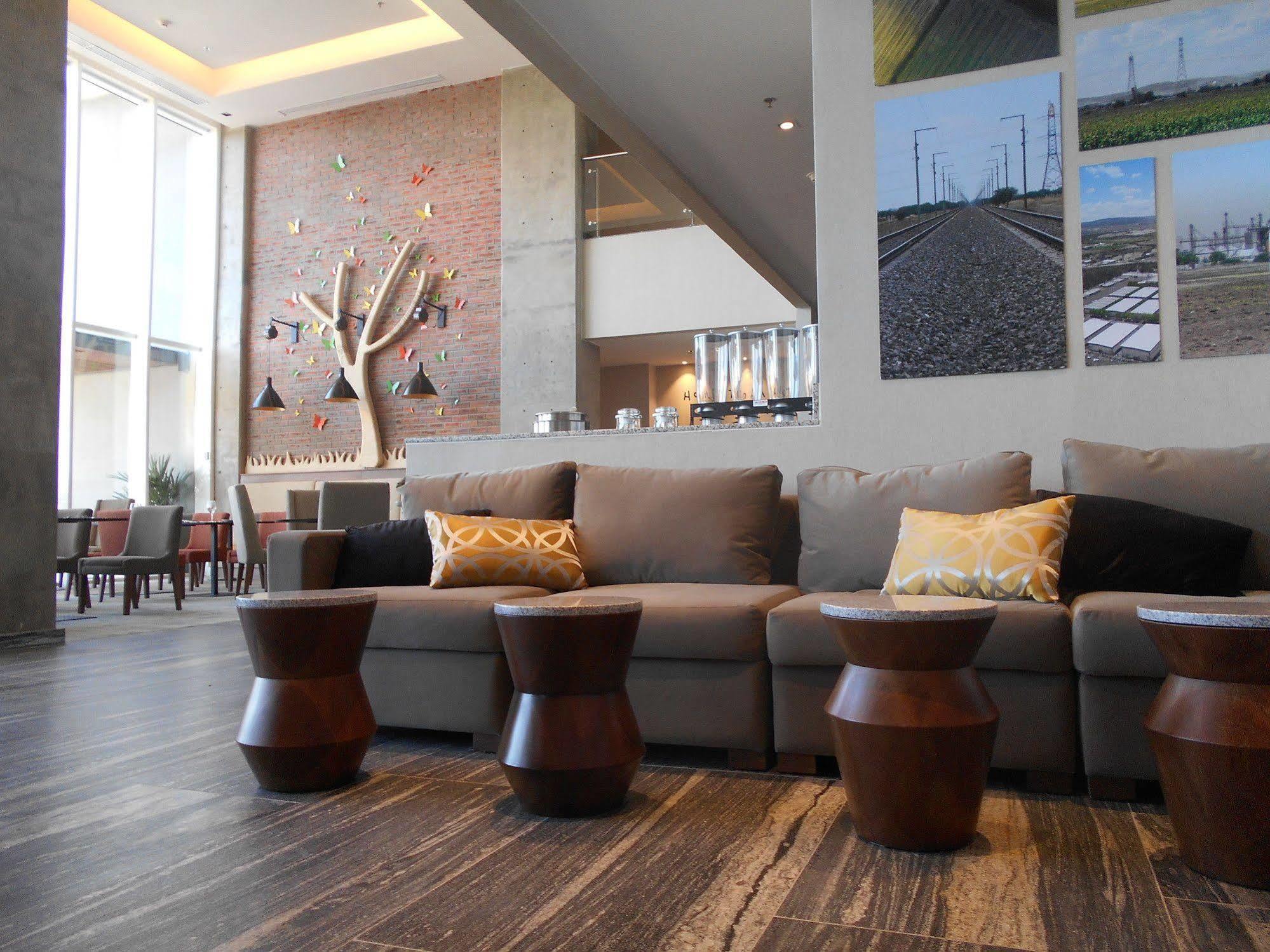 Fiesta Inn Suites Aeropuerto Del Bajio Silao Luaran gambar